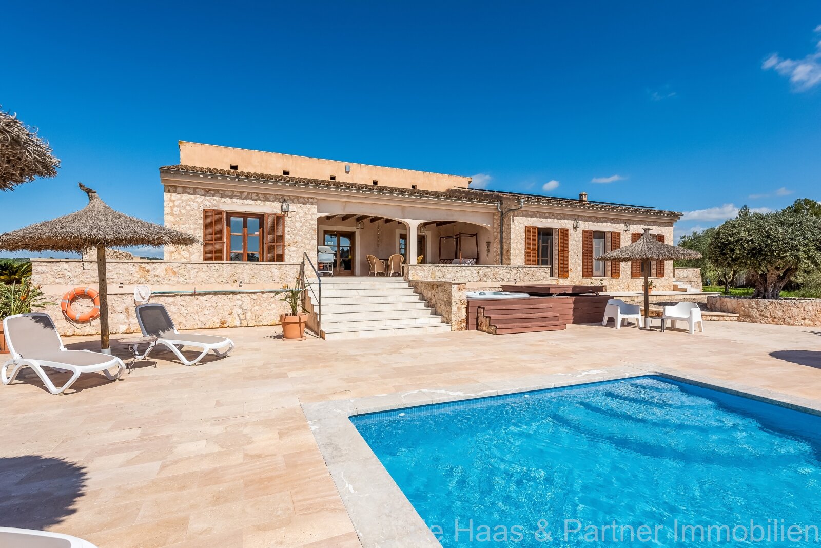 Manacor: Excellent natural stone finca with outstanding outdoor area and rental license 