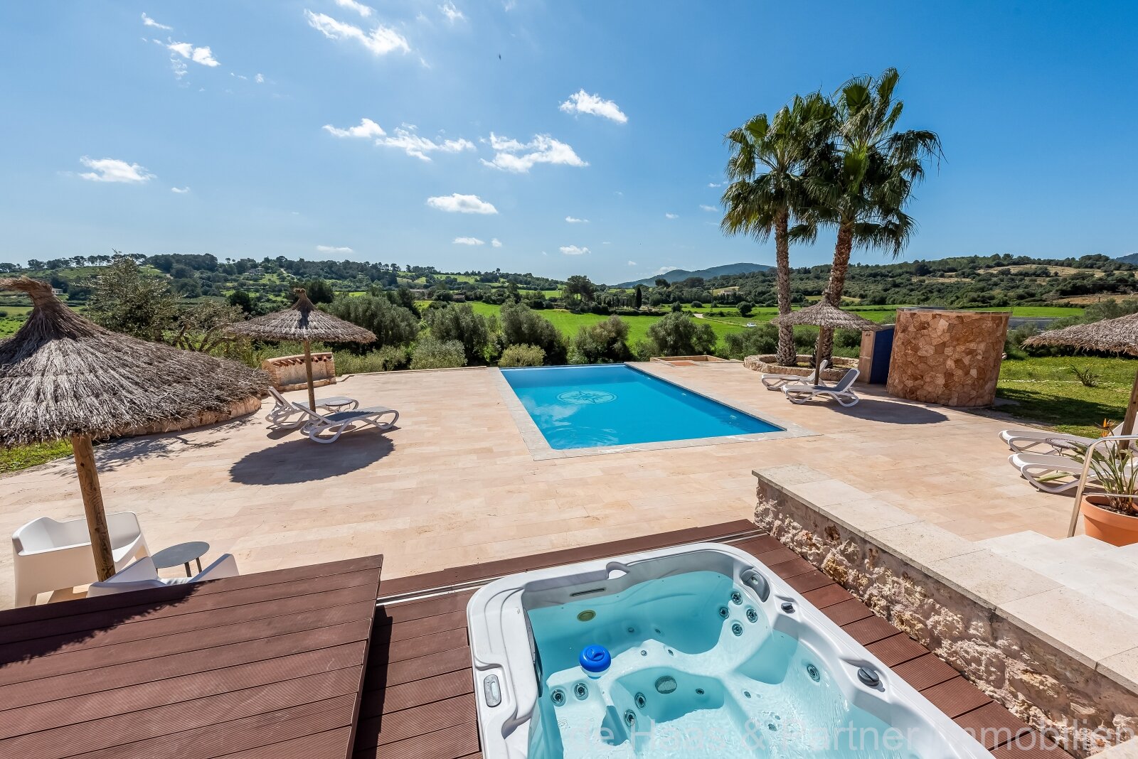 Excellent natural stone finca with outstanding outdoor area and rental license