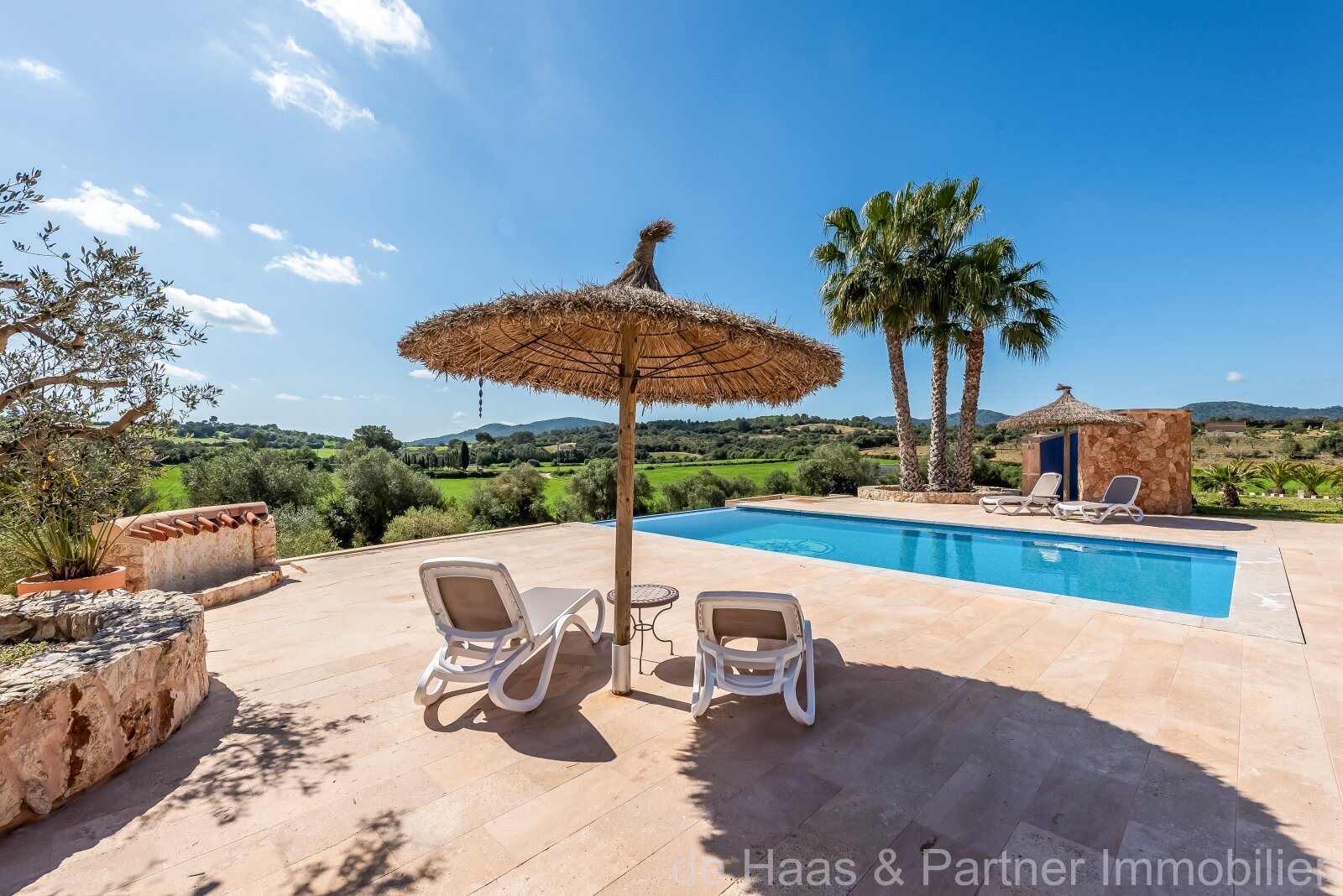 Excellent natural stone finca with outstanding outdoor area and rental license