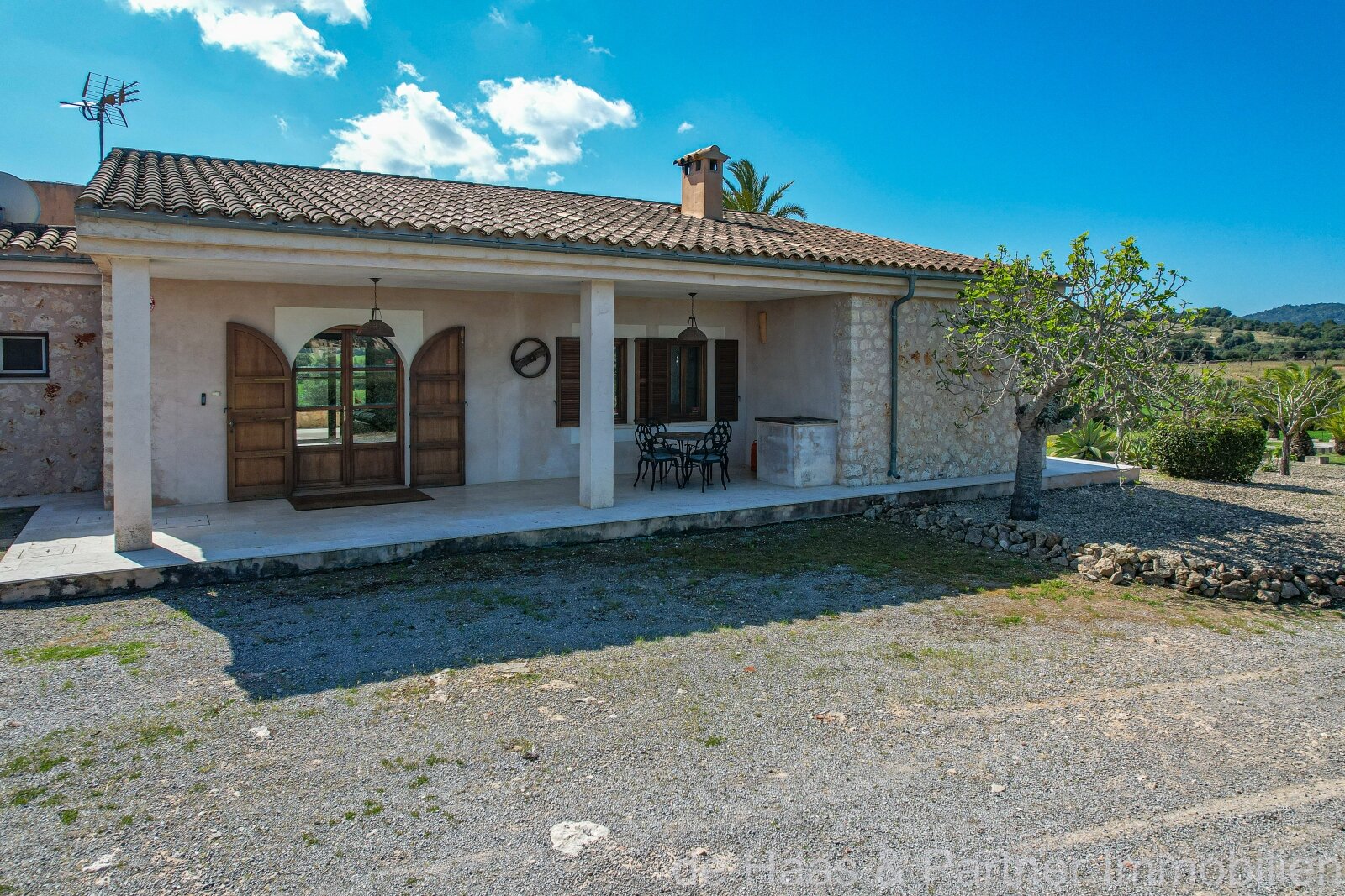 Excellent natural stone finca with outstanding outdoor area and rental license