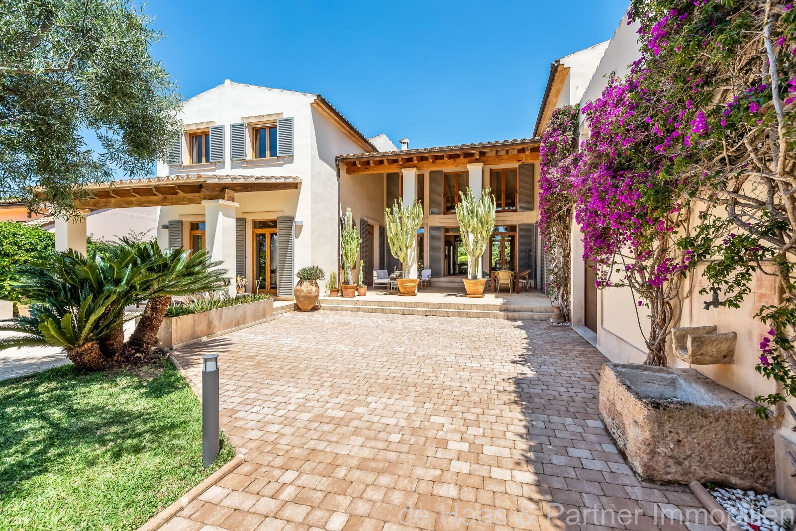 Fantastic designer villa in loft style close to the sea and golf course on the Costa de los Pinos