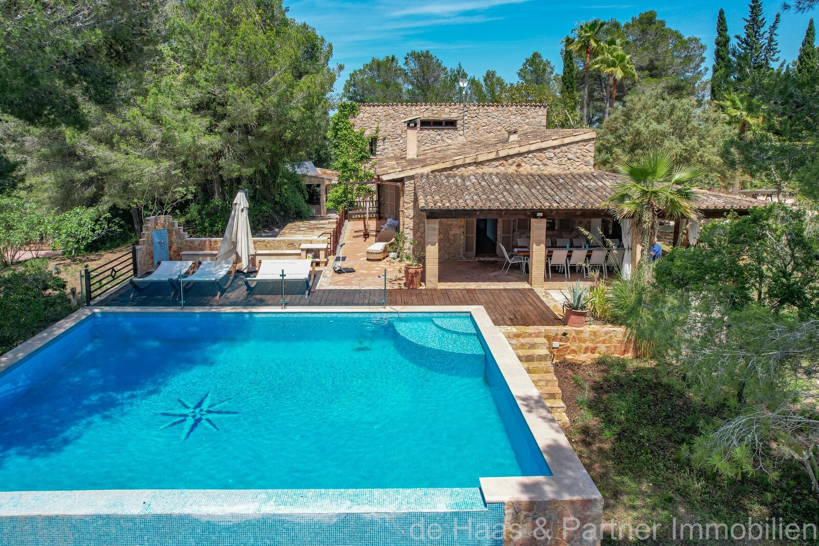 Large natural stone finca surrounded by nature near Artà with rental license 