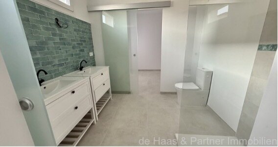 Townhouse with great patio, pool and roof terrace in a quiet location