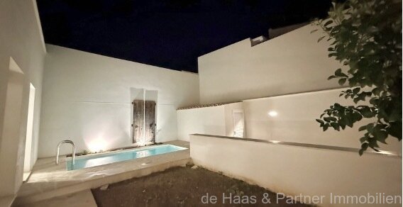 Townhouse with great patio, pool and roof terrace in a quiet location