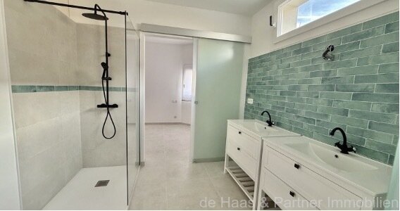 Townhouse with great patio, pool and roof terrace in a quiet location