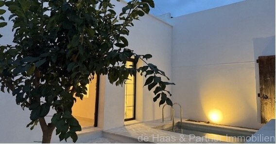 Townhouse with great patio, pool and roof terrace in a quiet location