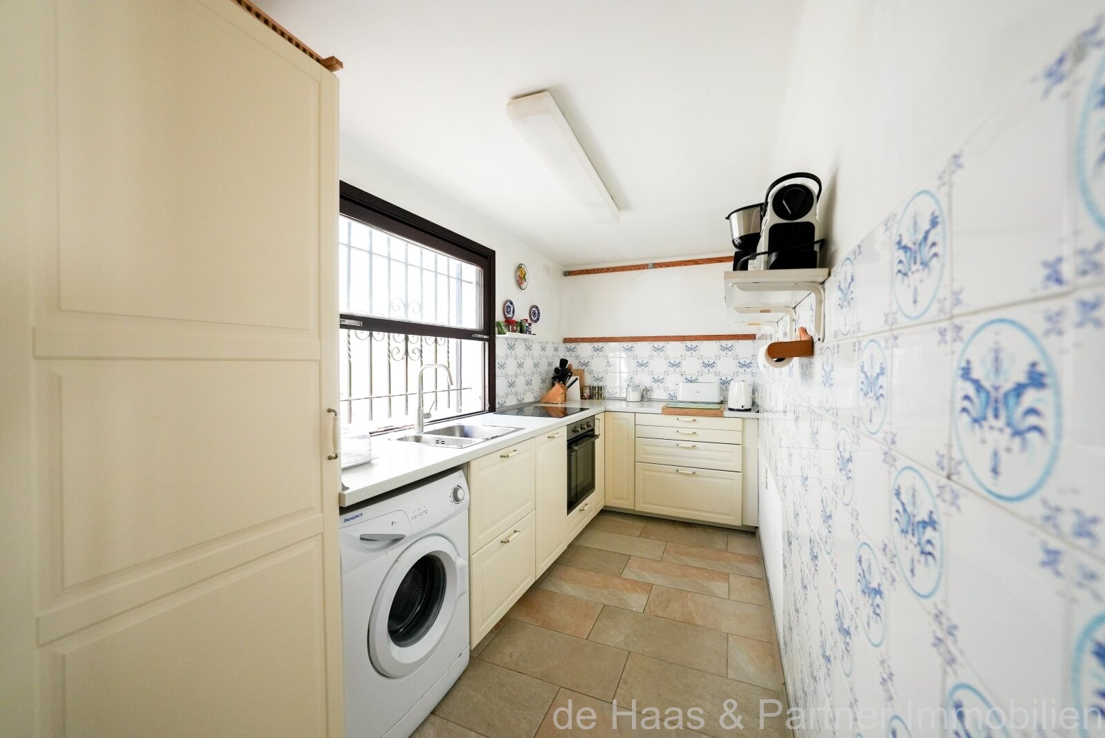 Opportunity: Fantastic ground floor apartment with direct access to the sea and beach