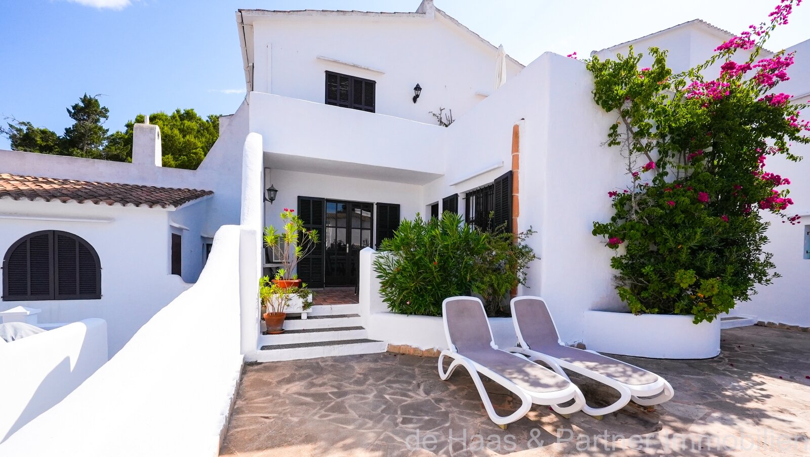 Opportunity: Fantastic ground floor apartment with direct access to the sea and beach
