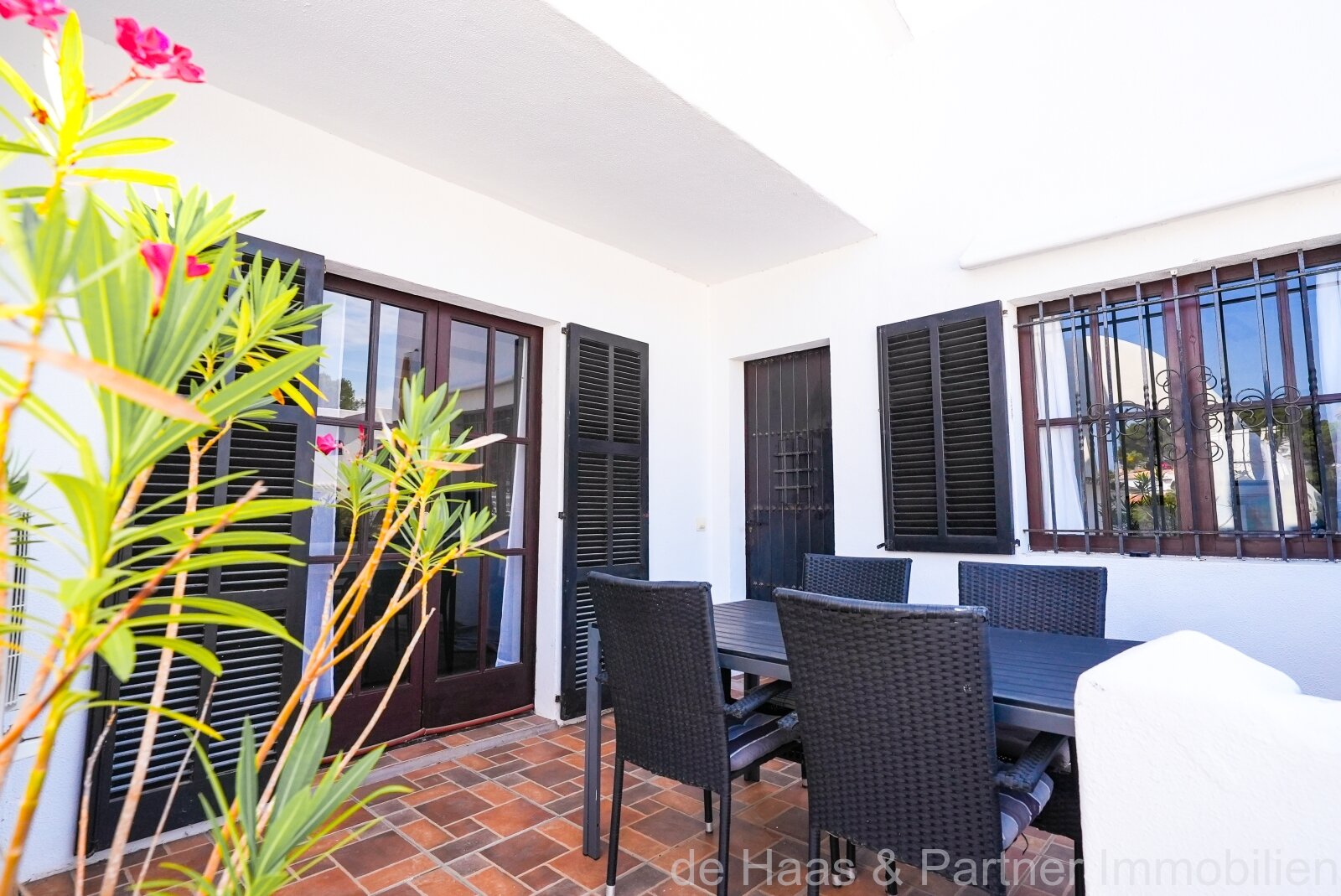 Opportunity: Fantastic ground floor apartment with direct access to the sea and beach