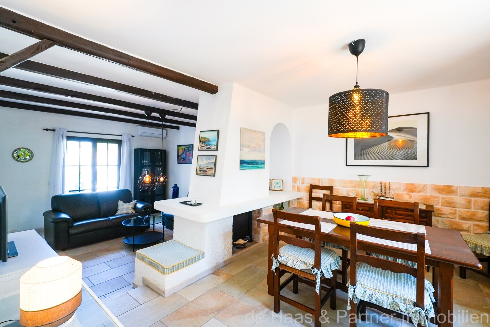 Opportunity: Fantastic ground floor apartment with direct access to the sea and beach