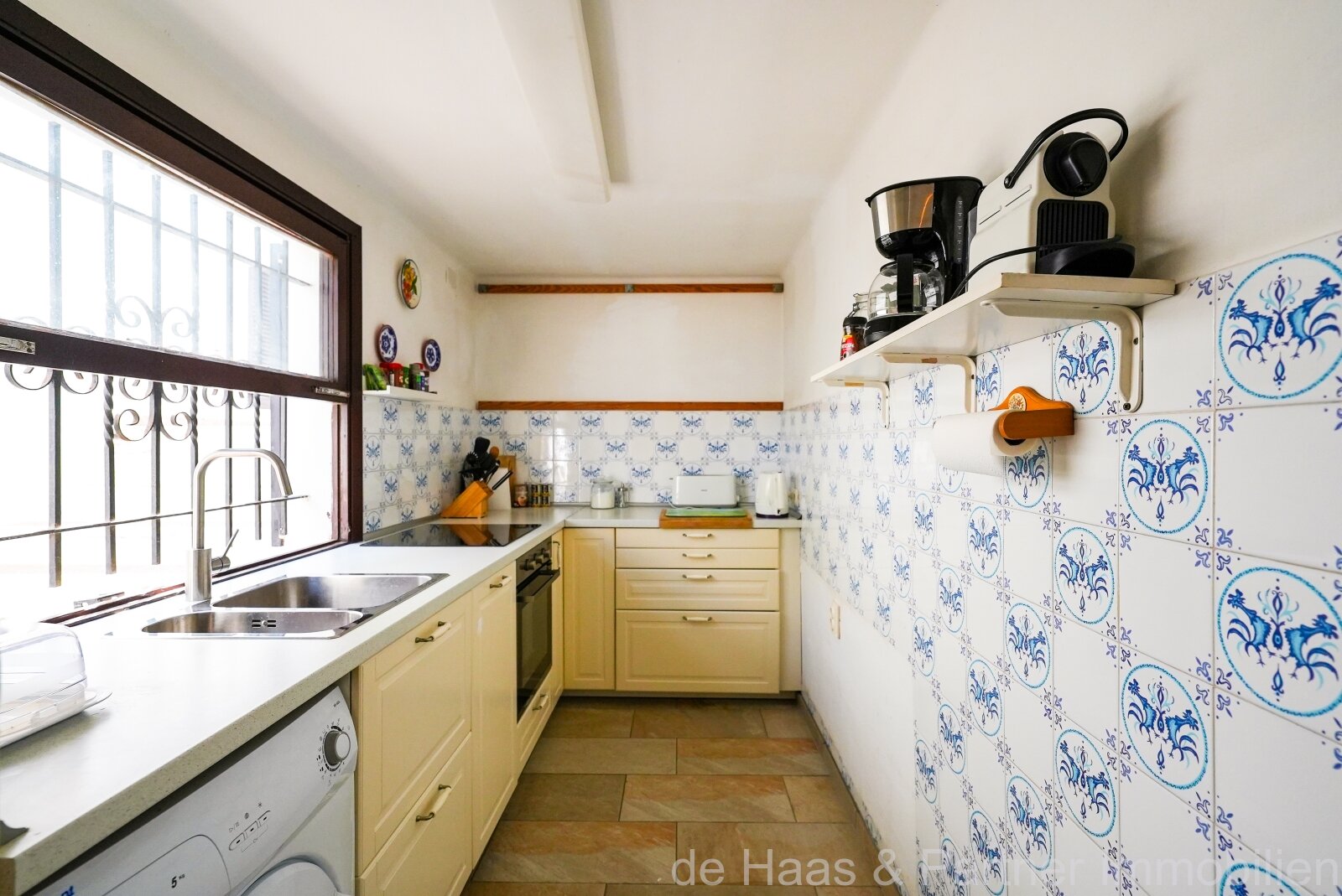 Opportunity: Fantastic ground floor apartment with direct access to the sea and beach