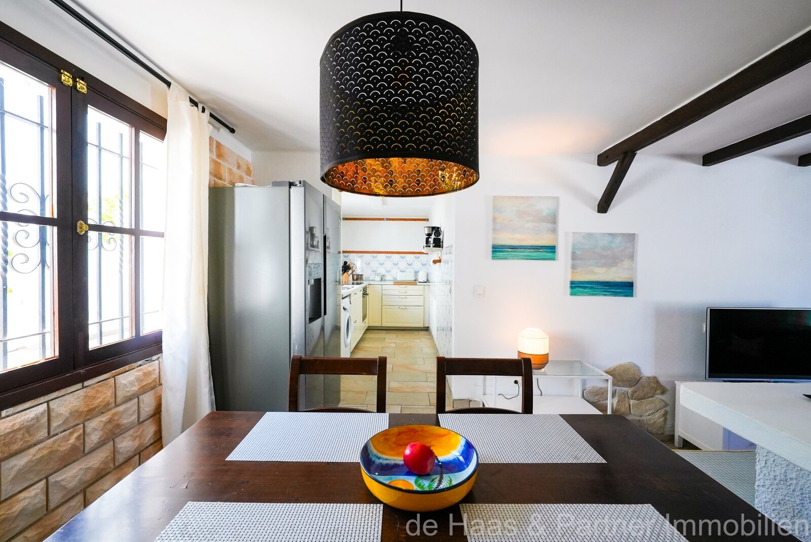 Opportunity: Fantastic ground floor apartment with direct access to the sea and beach