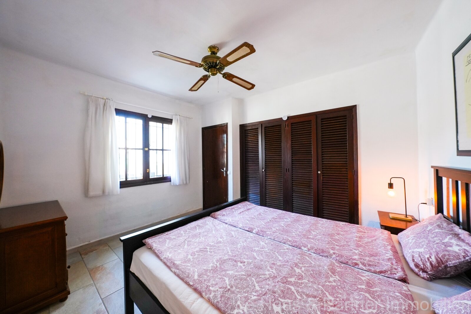 Opportunity: Fantastic ground floor apartment with direct access to the sea and beach