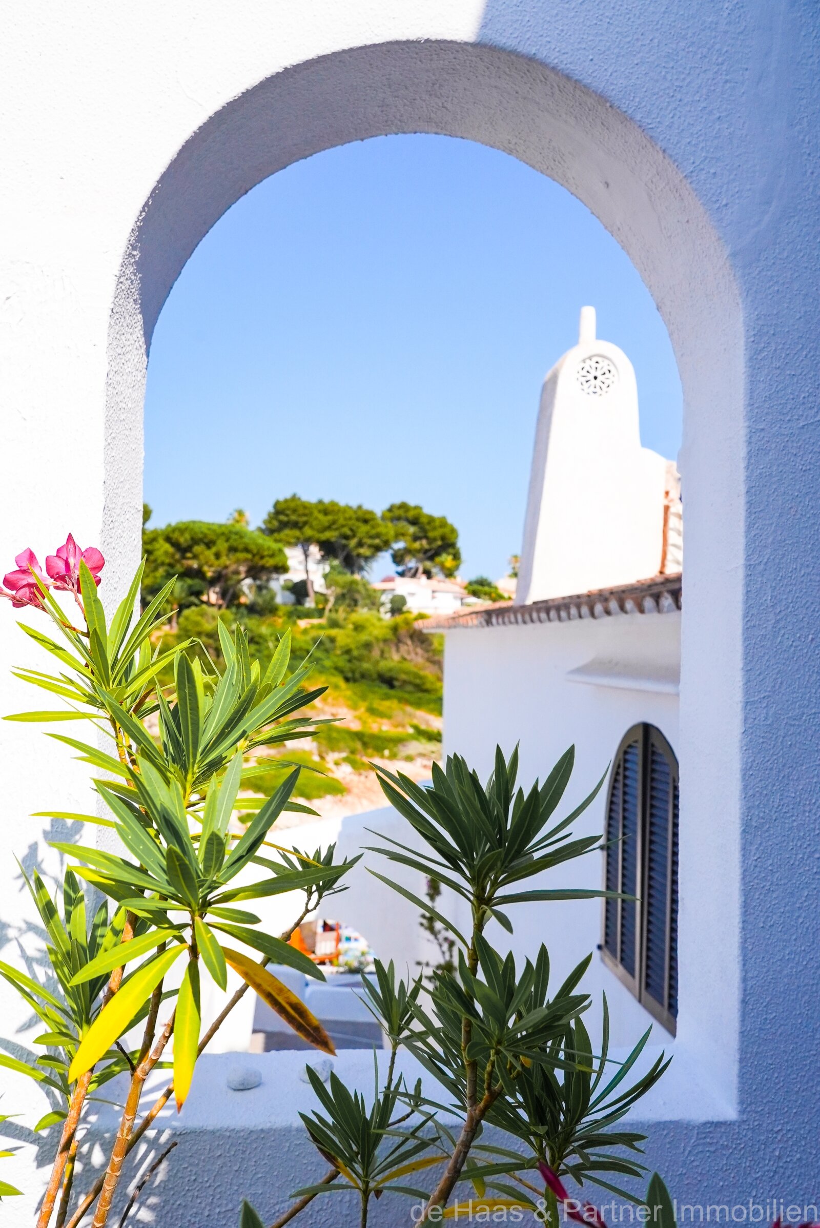 Opportunity: Fantastic ground floor apartment with direct access to the sea and beach