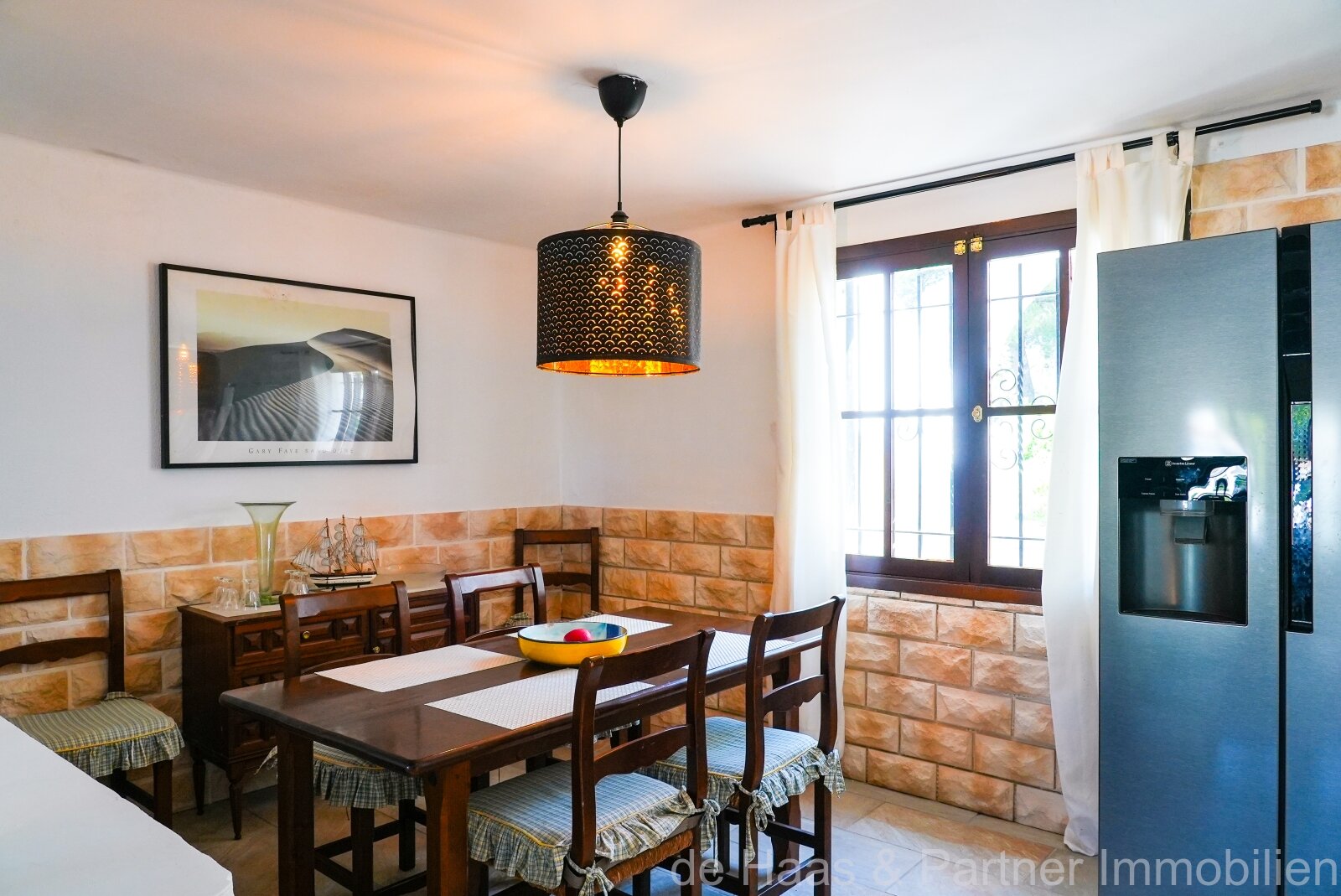 Opportunity: Fantastic ground floor apartment with direct access to the sea and beach