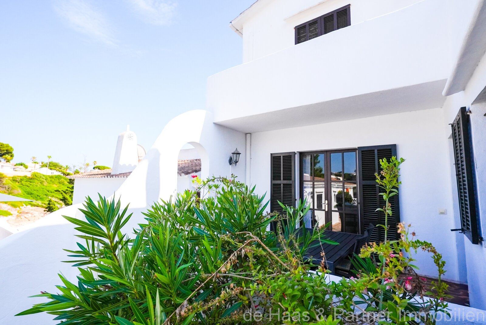 Opportunity: Fantastic ground floor apartment with direct access to the sea and beach