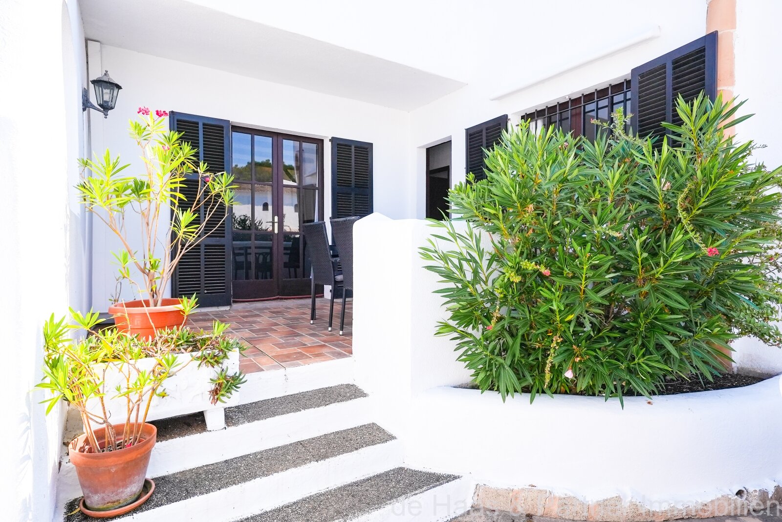 Opportunity: Fantastic ground floor apartment with direct access to the sea and beach