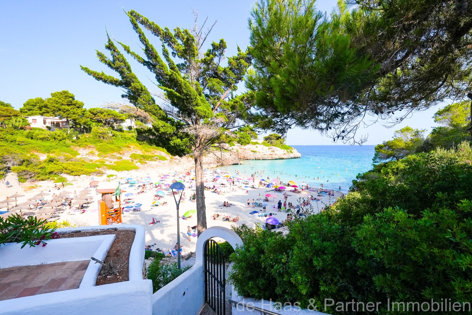 Opportunity: Fantastic ground floor apartment with direct access to the sea and beach