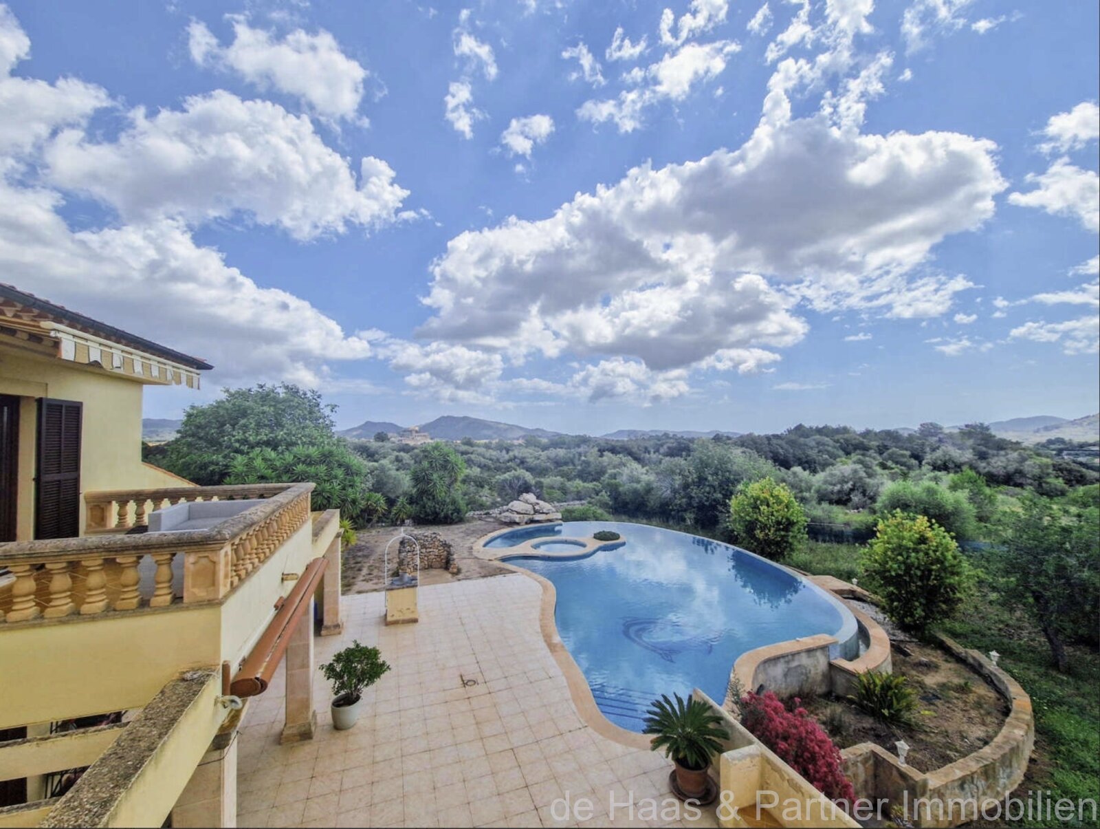 Finca villa within walking distance of the village with large pool and panoramic views