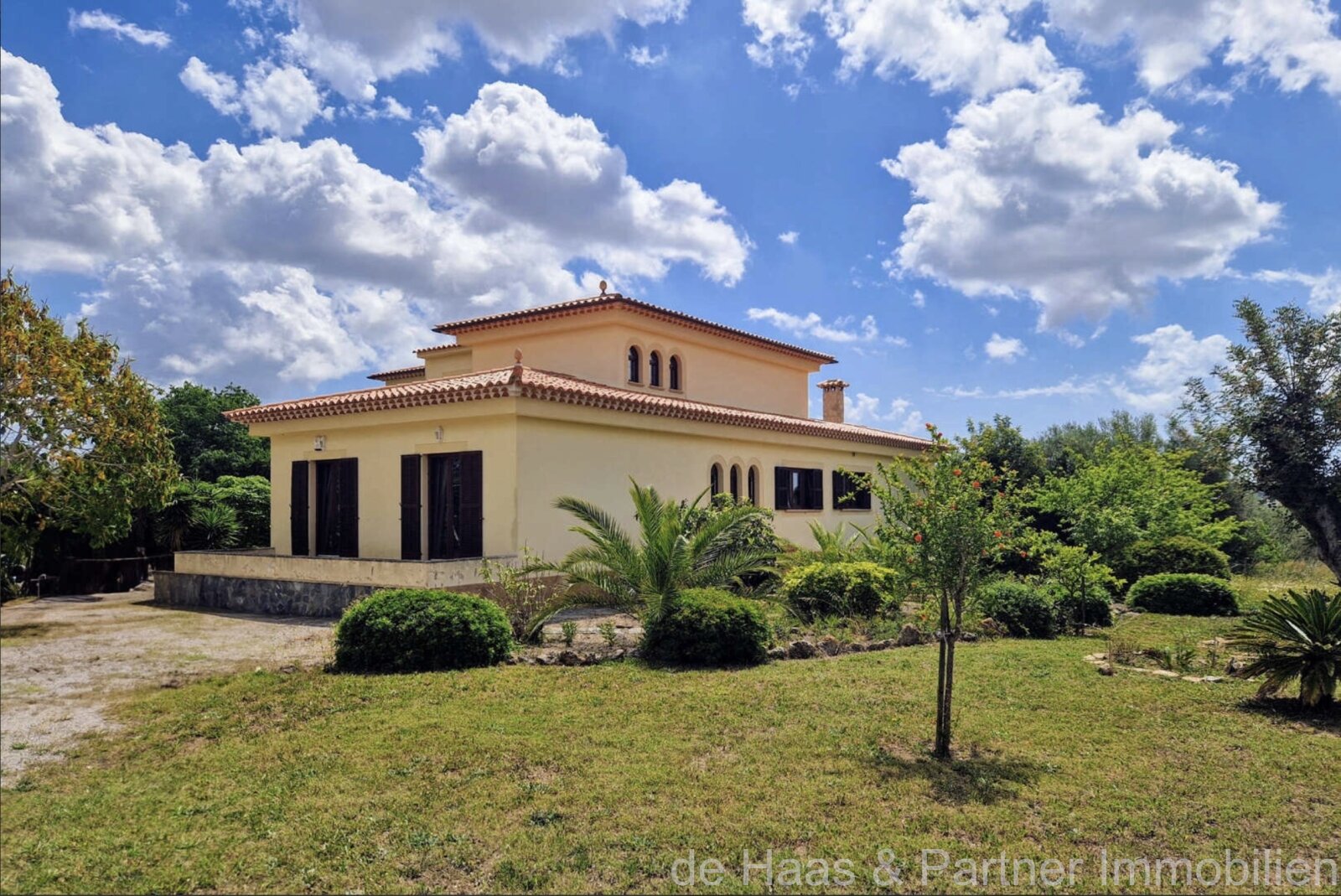 Finca villa within walking distance of the village with large pool and panoramic views