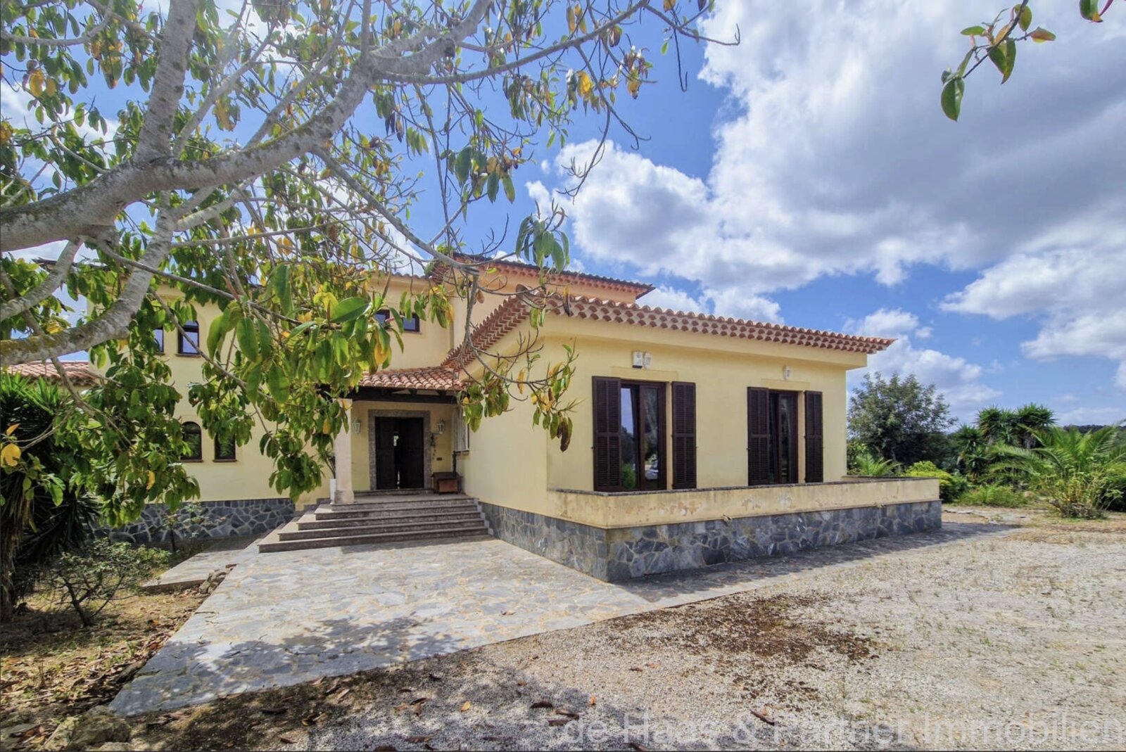 Finca villa within walking distance of the village with large pool and panoramic views