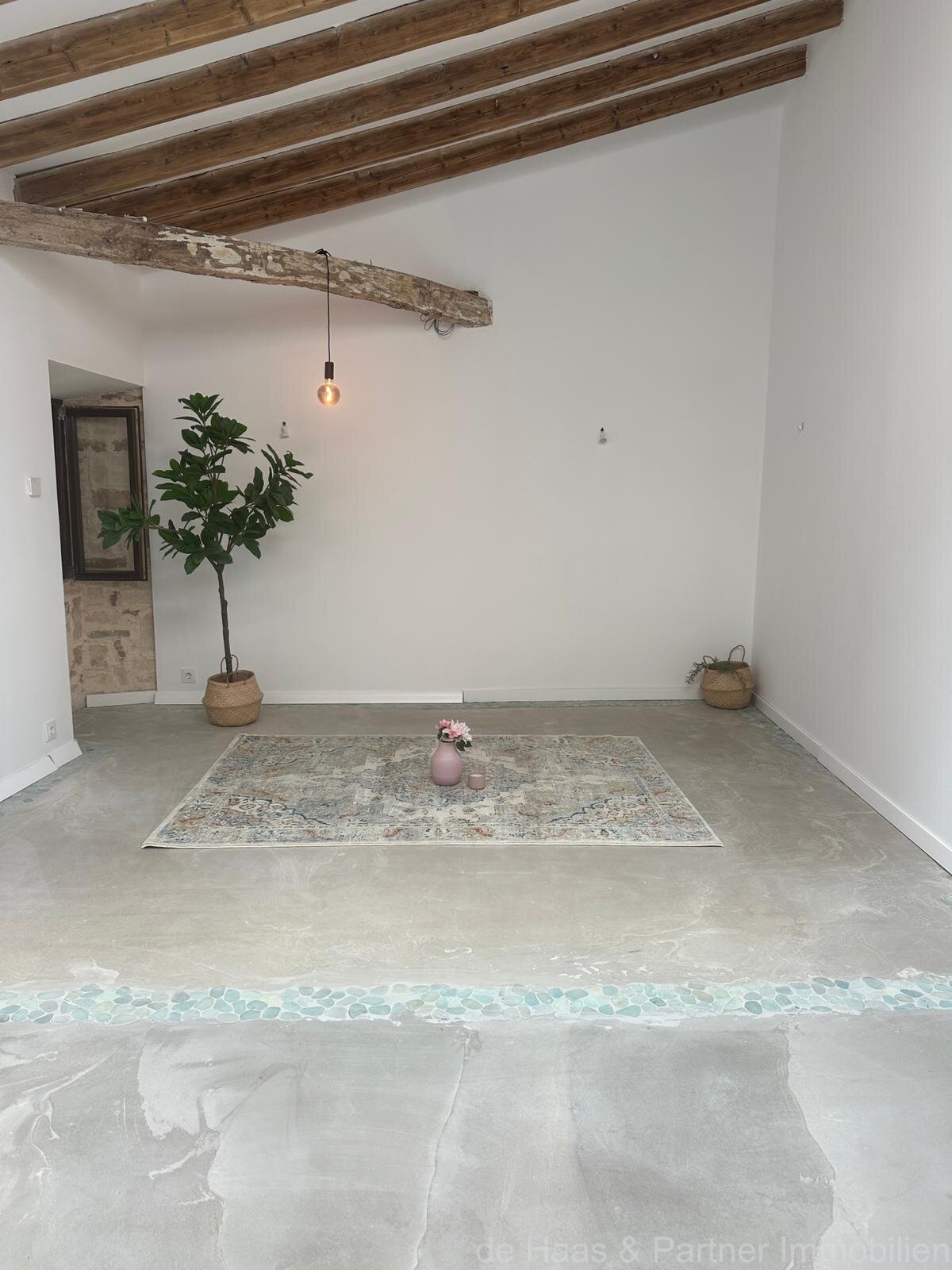 Stylishly renovated duplex-flat with a view of the church