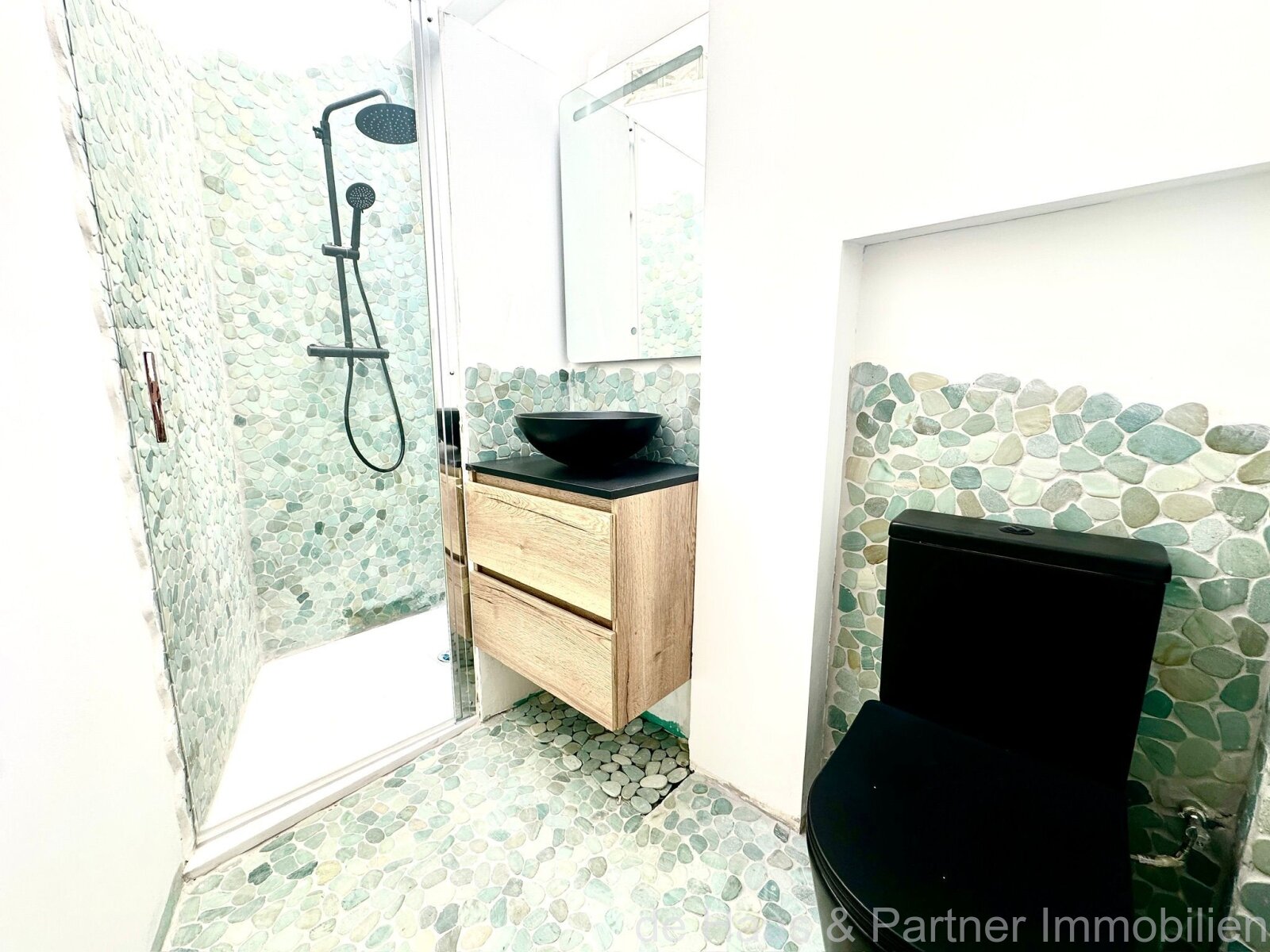 Stylishly renovated duplex-flat with a view of the church