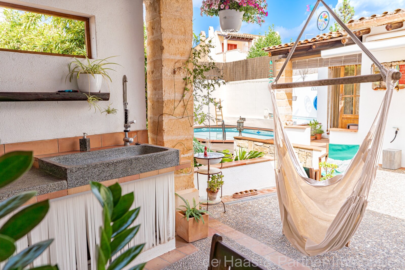 Charming townhouse with pool and small garden in a quiet location 