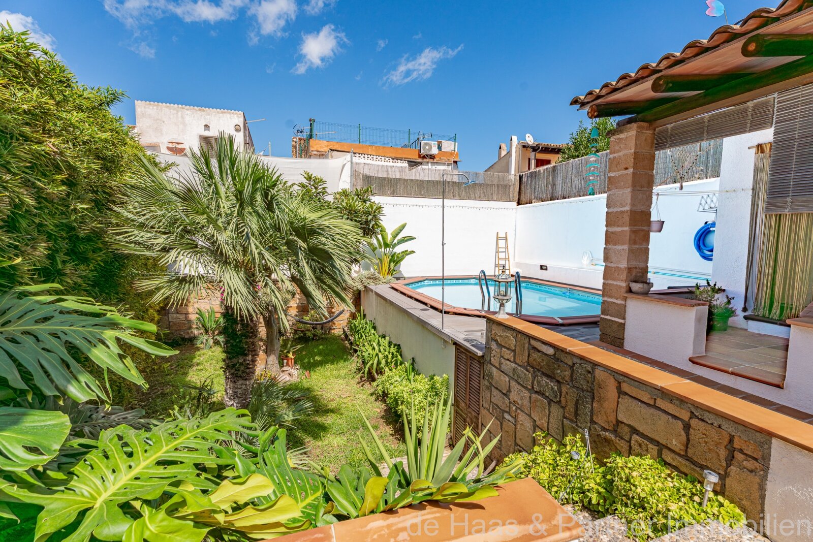 Charming townhouse with pool and small garden in a quiet location 