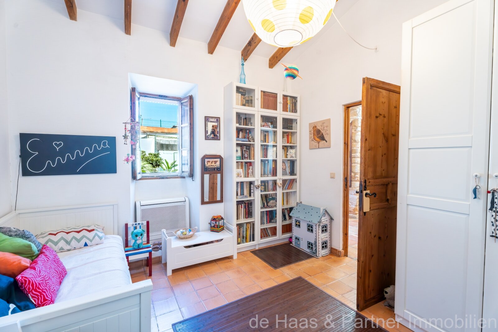 Charming townhouse with pool and small garden in a quiet location 