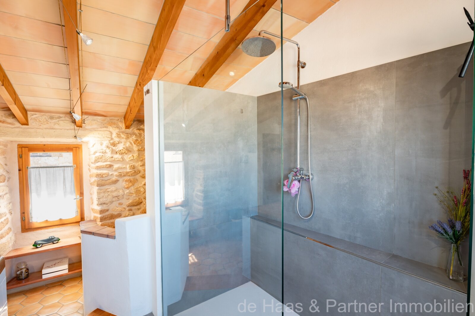 Charming townhouse with pool and small garden in a quiet location 