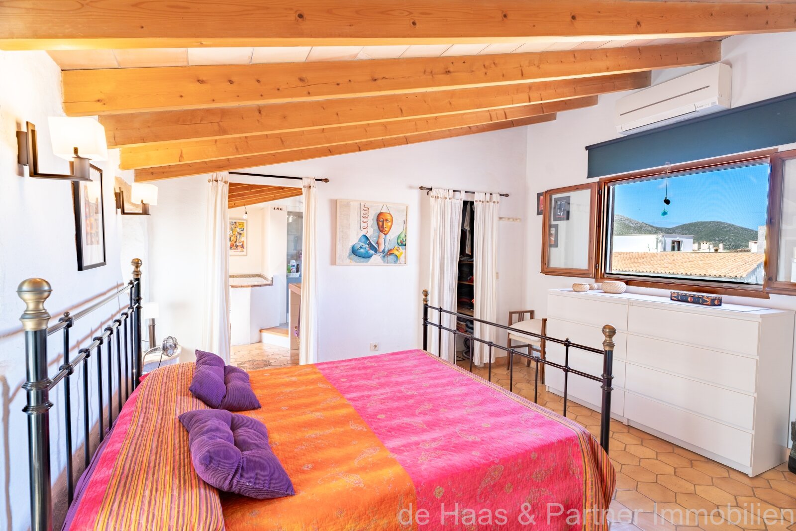 Charming townhouse with pool and small garden in a quiet location 