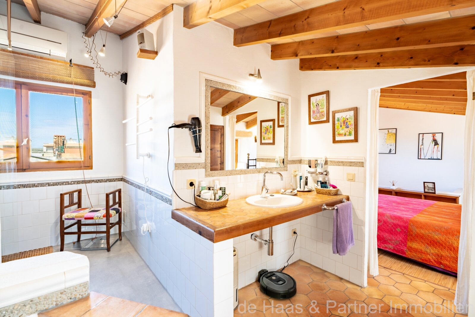 Charming townhouse with pool and small garden in a quiet location 