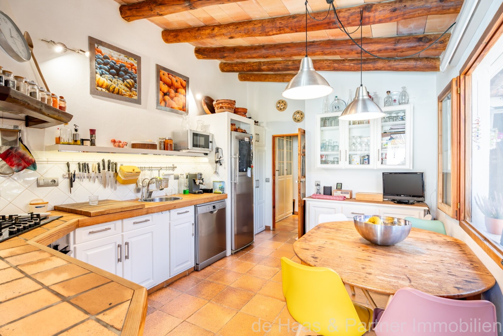 Charming townhouse with pool and small garden in a quiet location 