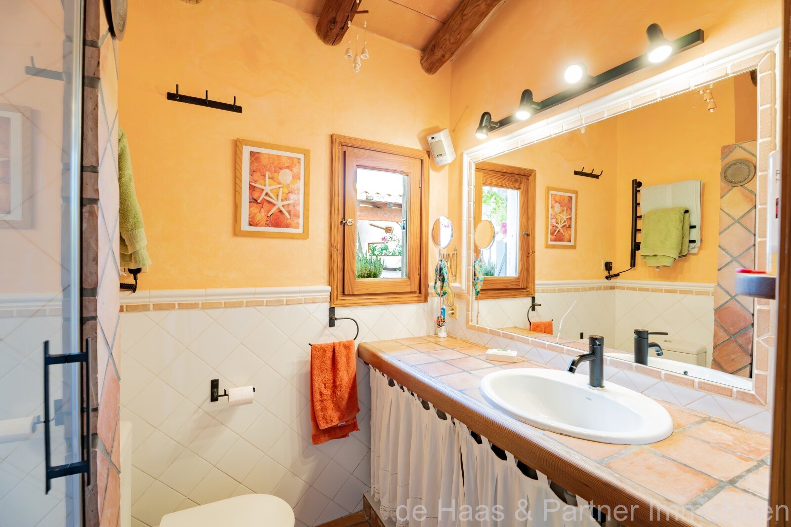 Charming townhouse with pool and small garden in a quiet location 