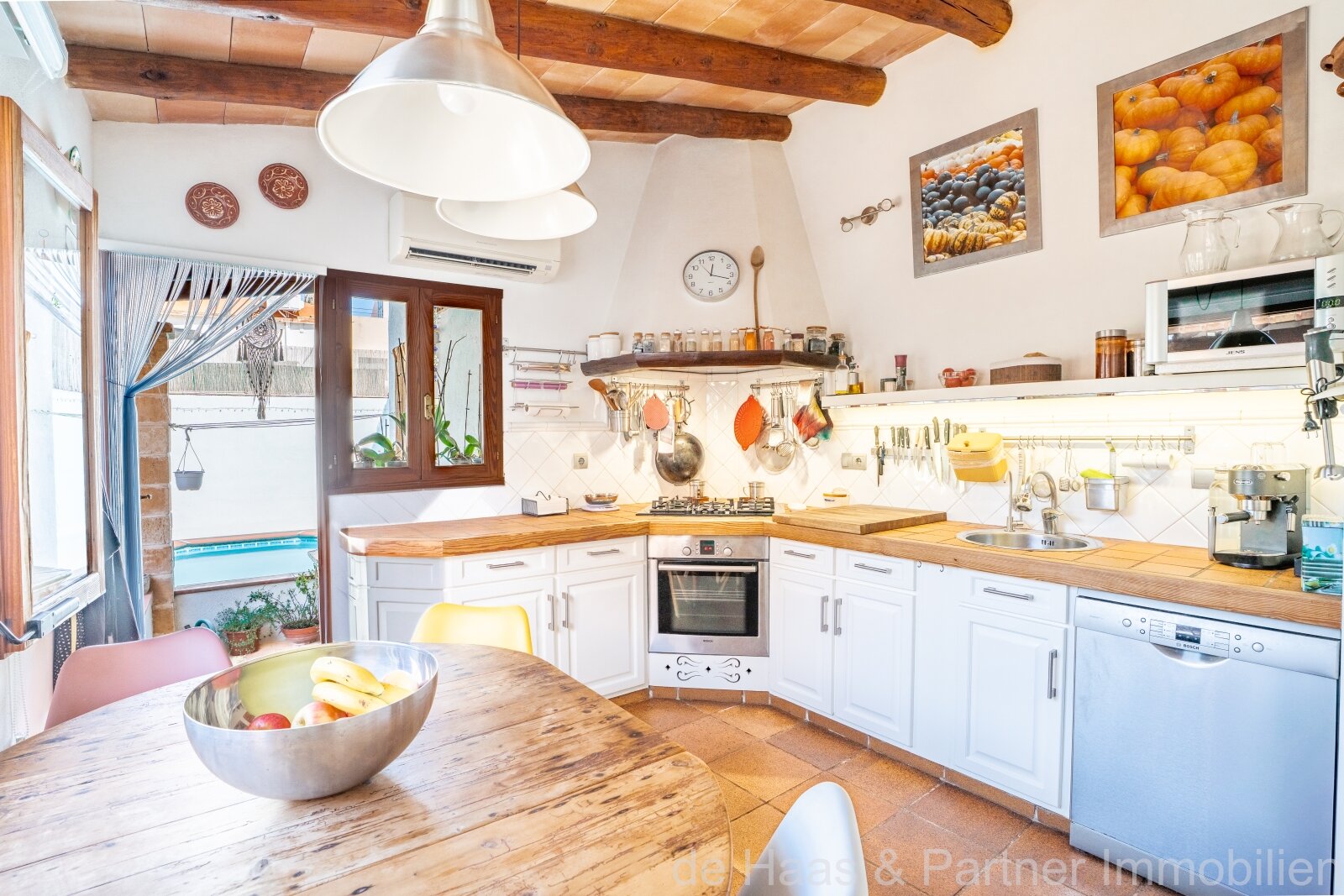 Charming townhouse with pool and small garden in a quiet location 