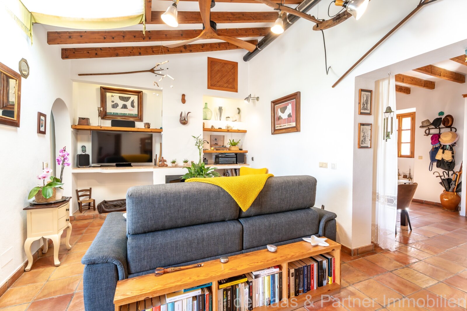 Charming townhouse with pool and small garden in a quiet location 
