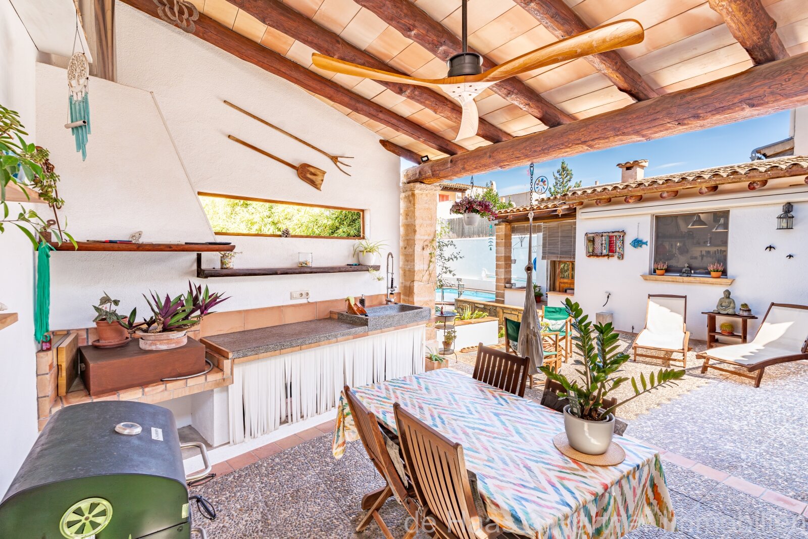 Charming townhouse with pool and small garden in a quiet location 