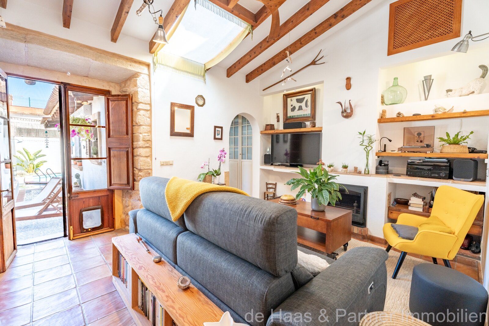 Charming townhouse with pool and small garden in a quiet location 