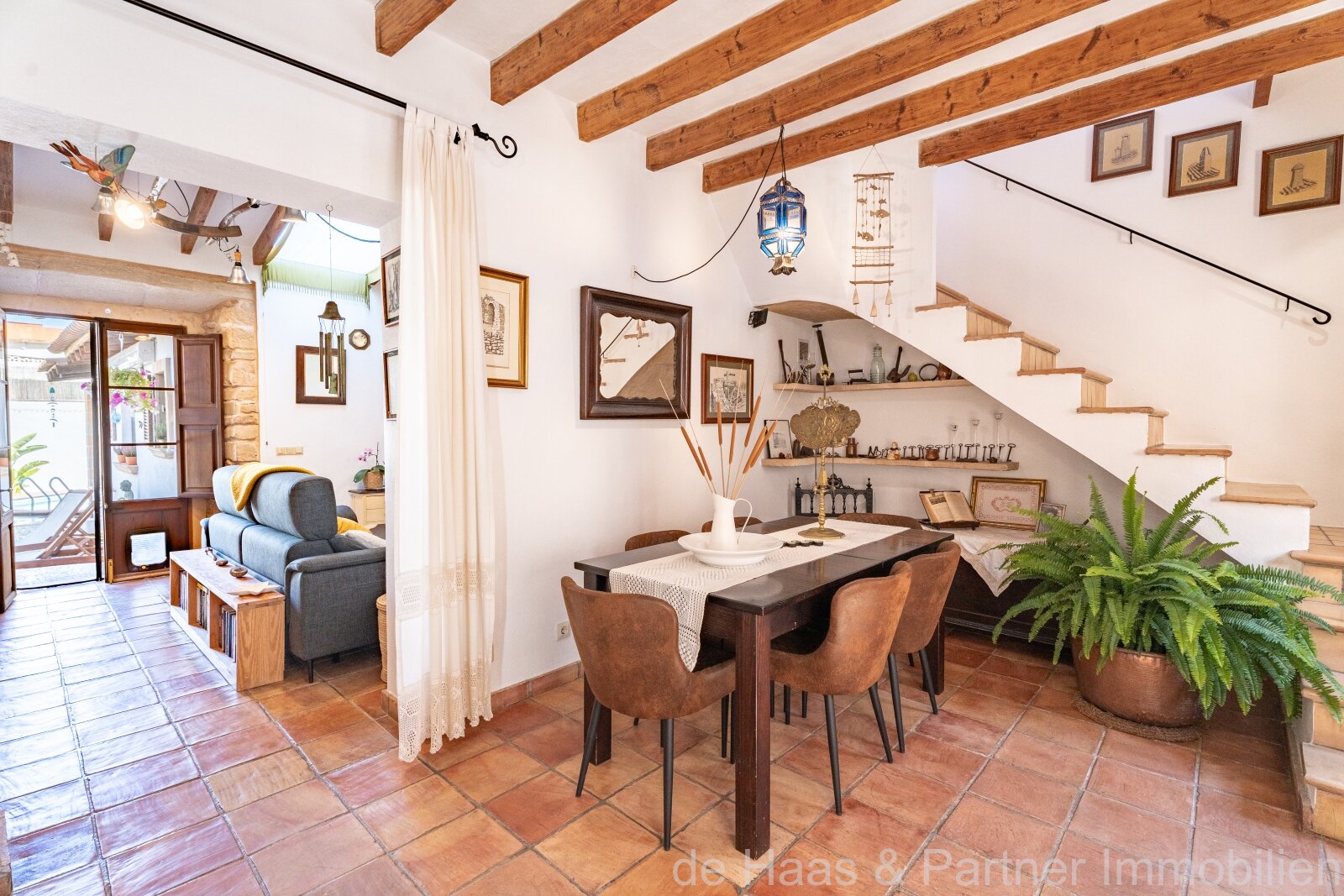 Charming townhouse with pool and small garden in a quiet location 