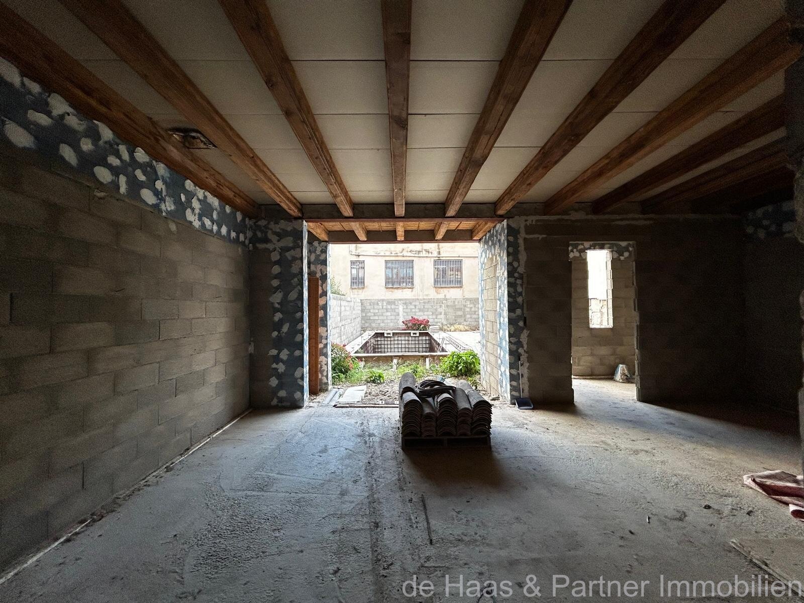 Central townhouse with patio and pool 