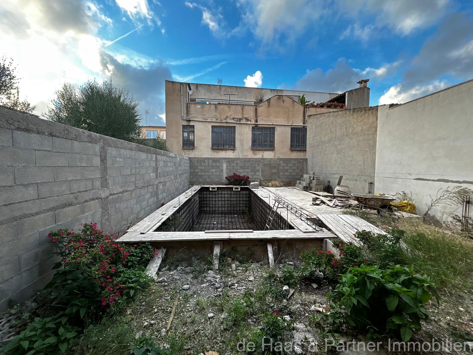 Central townhouse with patio and pool 