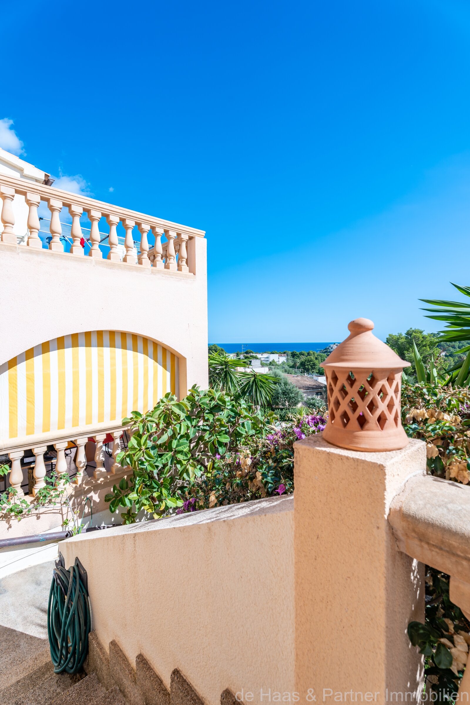 Bonito apartamento con vistas al mar y pequeño jardín