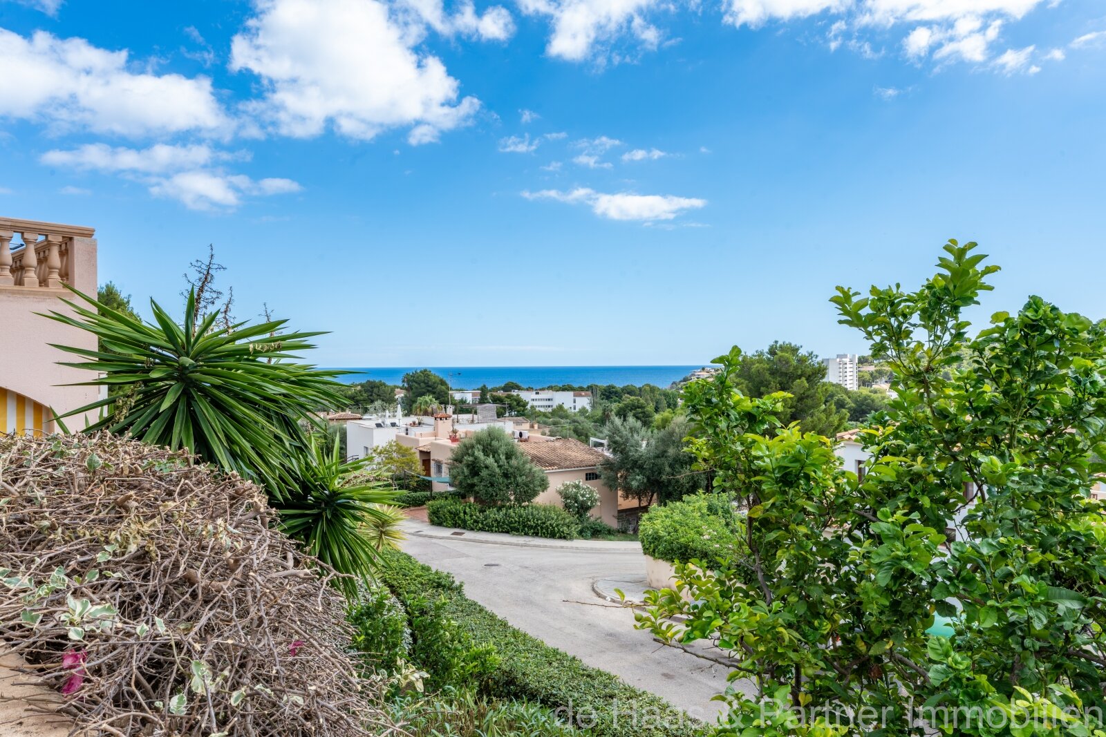Bonito apartamento con vistas al mar y pequeño jardín