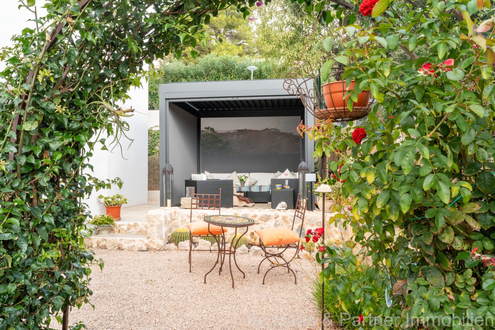 Apartamento en planta baja con jardín, decorado con mucho cariño, en una urbanización