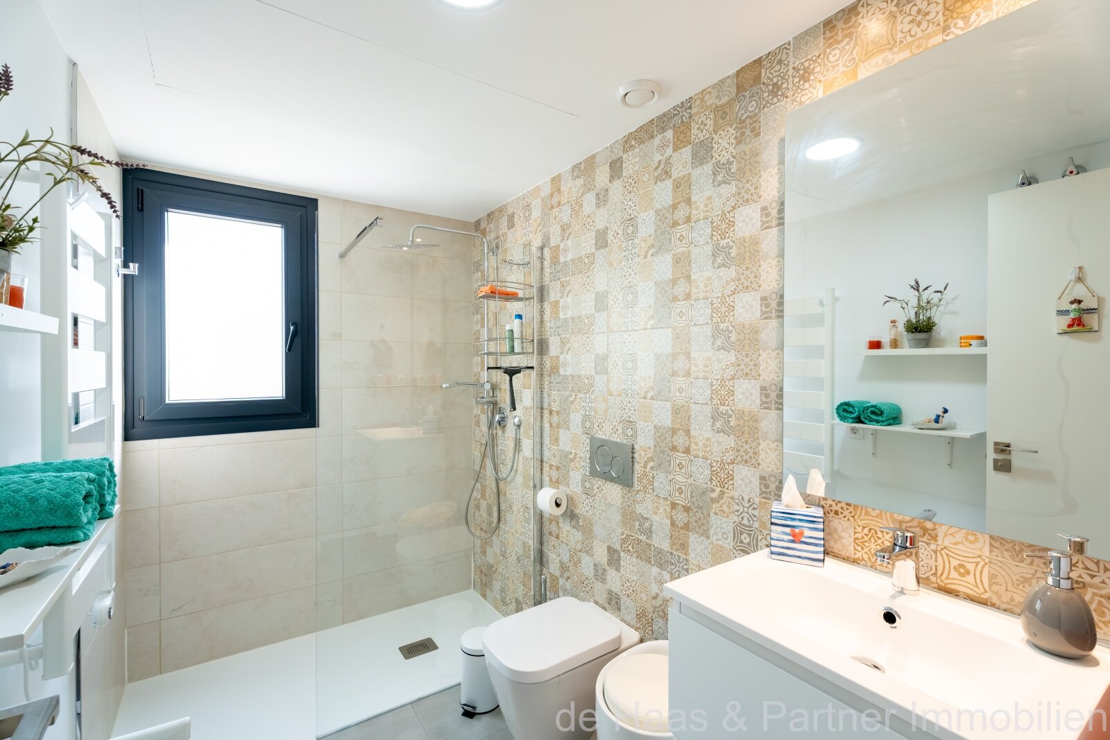 Apartamento en planta baja con jardín, decorado con mucho cariño, en una urbanización