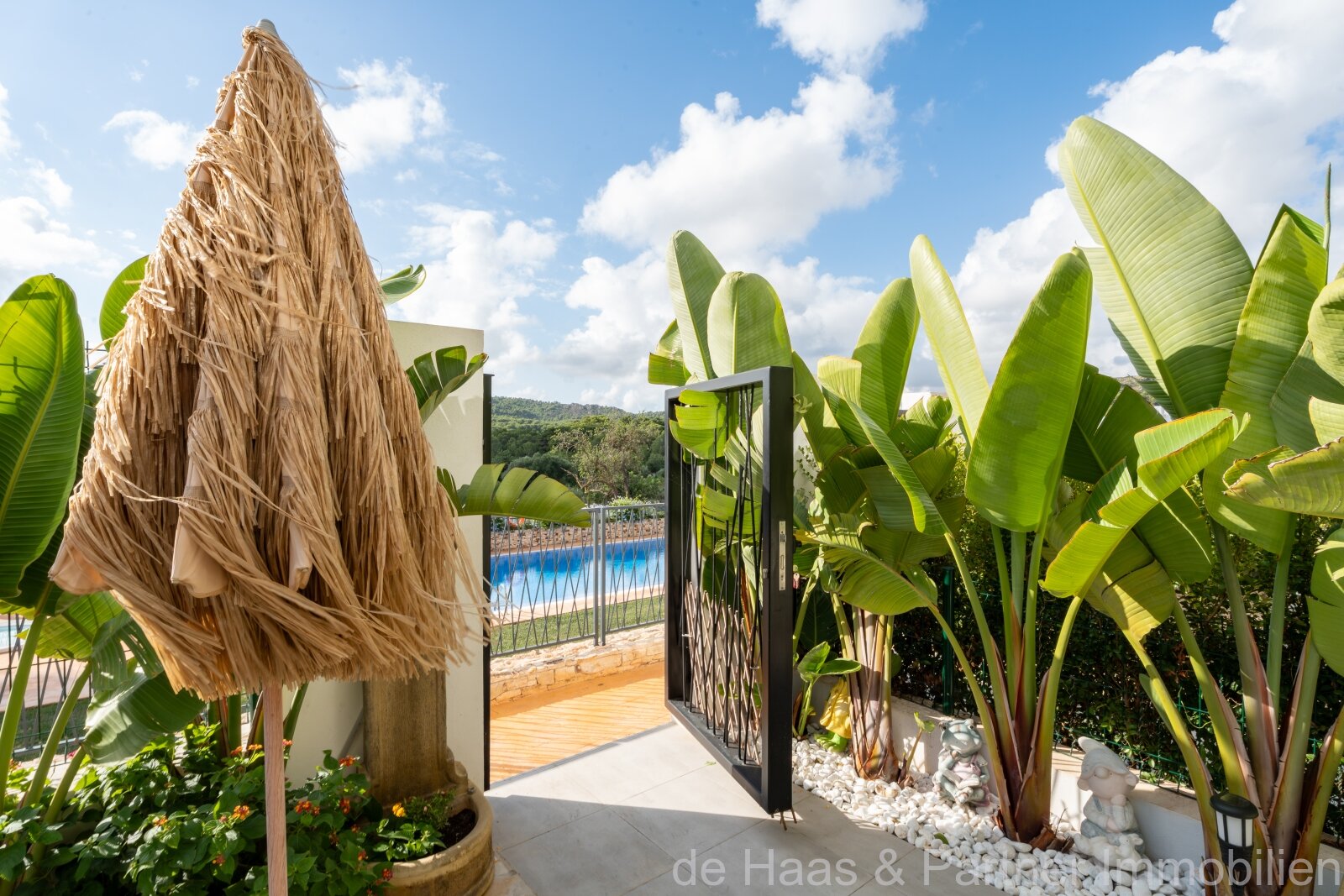 Apartamento en planta baja con jardín, decorado con mucho cariño, en una urbanización