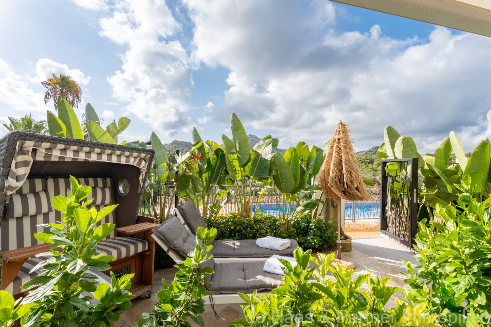 Apartamento en planta baja con jardín, decorado con mucho cariño, en una urbanización