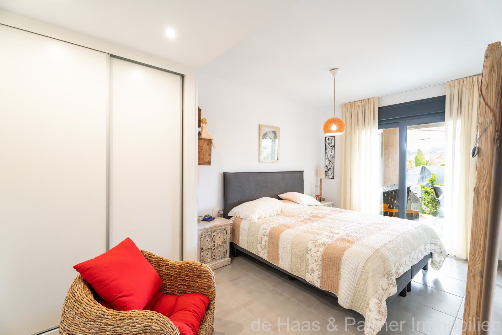 Apartamento en planta baja con jardín, decorado con mucho cariño, en una urbanización