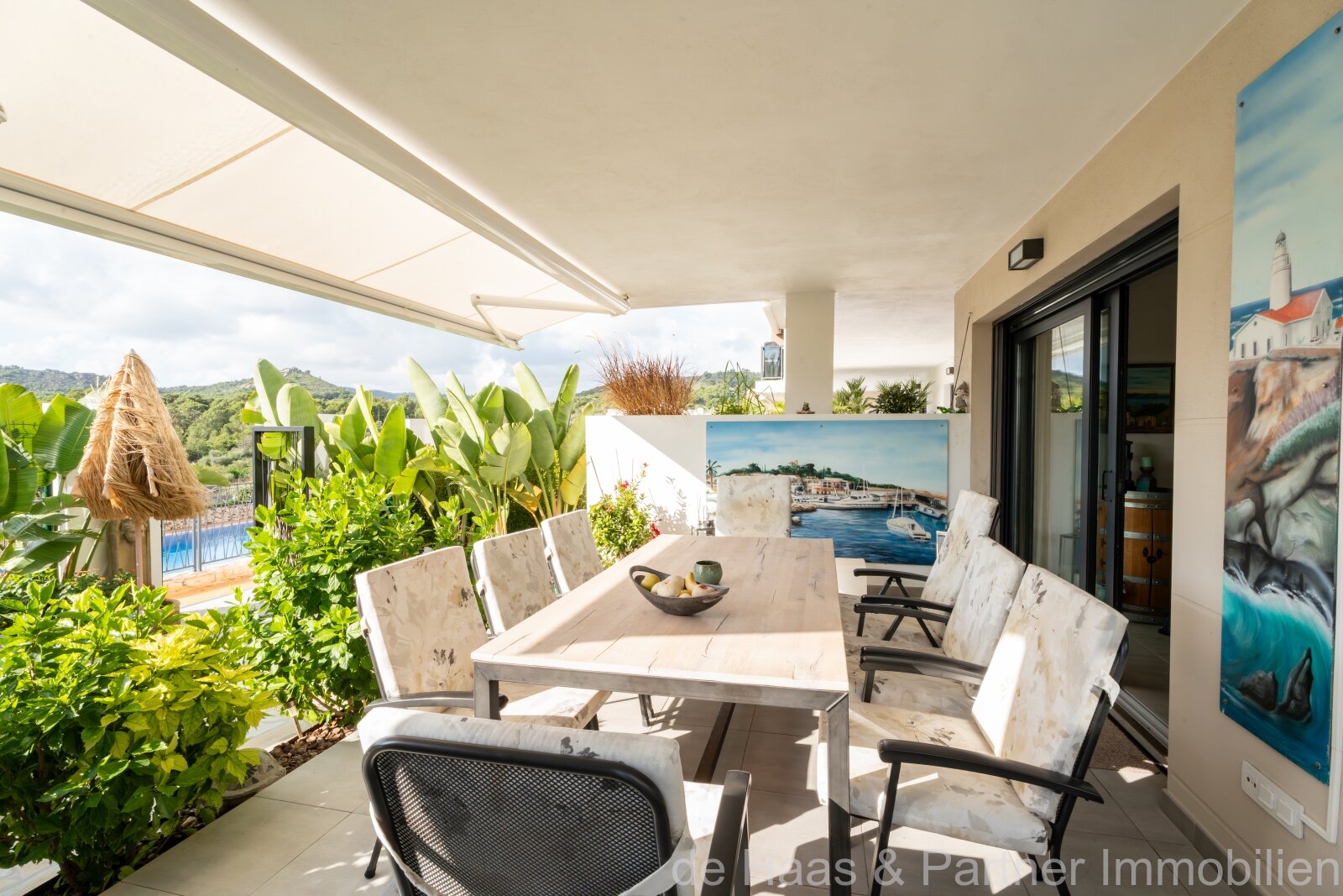 Apartamento en planta baja con jardín, decorado con mucho cariño, en una urbanización